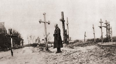 جندي روسي عند قبر رفيق له أثناء الحرب العالمية الأولى ، من أخبار الحرب المصورة ، 1915 بواسطة مصور انجليزى