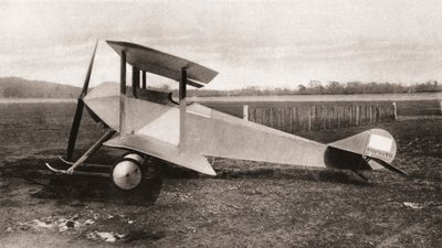 A Sopwith Tabloid ، طائرة جرارات استكشافية ذات مقعد واحد استخدمت خلال الحرب العالمية الأولى ، من أخبار الحرب المصورة ، 1915 بواسطة مصور انجليزى