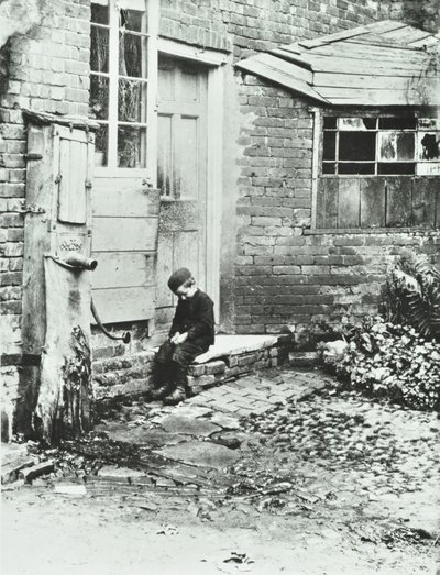 صبي في Frogmore ، لندن ، 1888 بواسطة مصور انجليزى