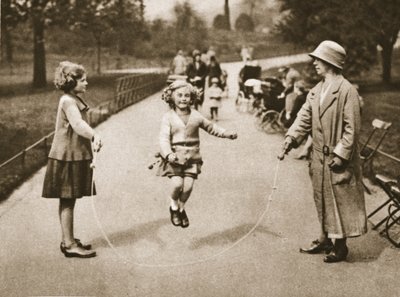 فتاة تتخطى هايد بارك أو حدائق كنسينغتون ، من Wonderful London ، تم نشرها عام 1926-1927 (التصوير الفوتوغرافي) بواسطة مصور انجليزى