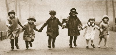 مجموعة من الأطفال الذين يرتدون ملابس جيدة يركضون في هايد بارك ، من Wonderful London ، تم نشره في 1926-1927 (التصوير الفوتوغرافي) بواسطة مصور انجليزى