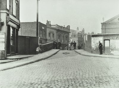 حصان أبيض يسير في طريق رودسويل باتجاه جسر النصر القديم ، 1895 بواسطة مصور انجليزى