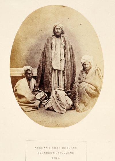 تجار الخيول الأفغان ، Soonnee Mussulmans ، Sind ، من شعب الهند ، بقلم J. Forbes Watson ، تم نشره عام 1868 (طبعة زخرفية) بواسطة مصور انجليزى