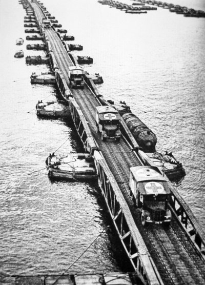 Ambulances of the Allied landing forces using a Mulberry Pier of the Mulberry artificial harbour that had been towed across the channel, 6th June 1944 (b/w photo) بواسطة مصور انجليزى