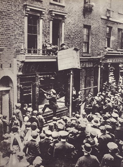 الهجوم على متجر ألماني في لندن ، ج 1914 بواسطة مصور انجليزى