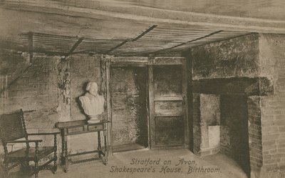 غرفة الولادة ، منزل شكسبير ، ستراتفورد أبون أفون. أُرسلت البطاقة البريدية عام 1913. بواسطة مصور انجليزى