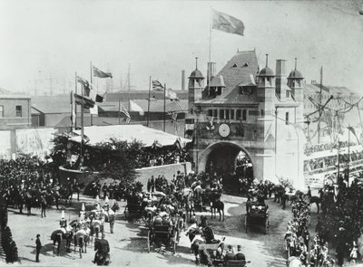 نفق بلاكوال: تمر عربات تجرها الخيول عبر فتحة احتفالية مدخل النفق ، 1897 بواسطة مصور انجليزى