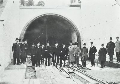 نفق بلاكوال: فحص الجزء الفرعي تحت الماء من قبل الشخصيات البارزة ، 1895 بواسطة مصور انجليزى