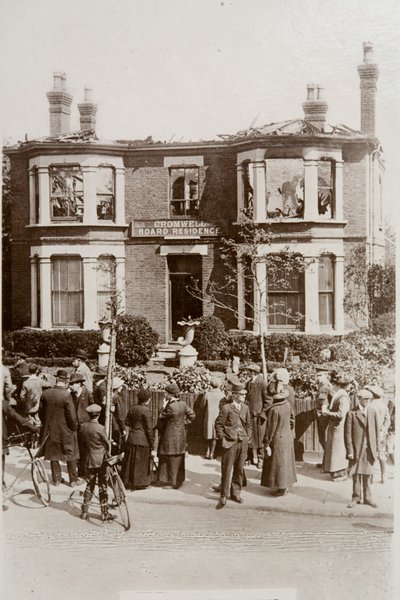 Boarding house on Cromwell Road damaged in a Zeppelin raid on Southend, Essex بواسطة مصور انجليزى
