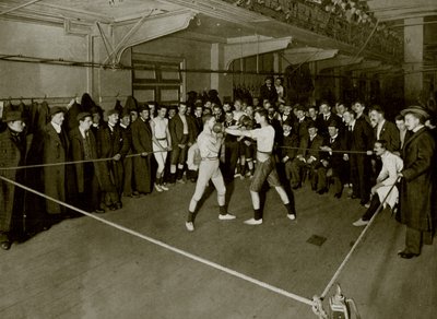 الملاكمة في Regent Street Polytechnic (b / w photo) بواسطة مصور انجليزى