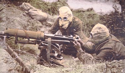 British Vickers machine gun crew on the Some, wearing helmets as protection against German phosgene gas بواسطة مصور انجليزى