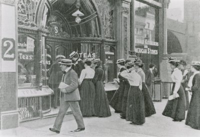 حزب حديقة قصر باكنغهام ، 1911 بواسطة مصور انجليزى