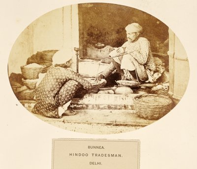 Bunnea، Hindu Tradesman، Delhi ، from The People of India ، بقلم جيه فوربس واتسون ، نُشر عام 1868 (طبعة زخرفية) بواسطة مصور انجليزى