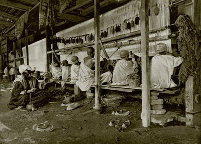 نسج السجاد في الهند (صورة b / w) بواسطة مصور انجليزى