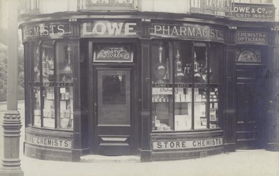 متجر أدوية Charles Lowe & Co ، نيوبري ، بيركشاير (صورة b / w) بواسطة مصور انجليزى