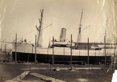 طراد الإيرادات الصيني "Li Kin" أو شقيقتها "Kai Pan" على القسيمة جاهزة للإطلاق ، 1888 بواسطة مصور انجليزى