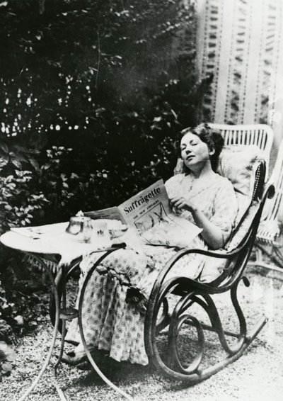 Christabel Pankhurst (1881-1969) يقرأ نسخة من Suffragette c.1905-14 بواسطة مصور انجليزى