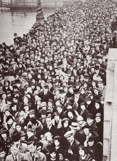 حشود تنتظر الوصول إلى وستمنستر هول ، أثناء الكذب في ولاية جورج الخامس ، 1936 بواسطة مصور انجليزى