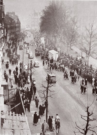 حشود تنتظر الوصول إلى وستمنستر هول ، أثناء الكذب في ولاية جورج الخامس ، 1936 بواسطة مصور انجليزى