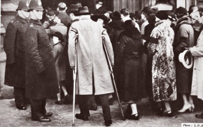 حشود تنتظر الوصول إلى وستمنستر هول ، أثناء الكذب في ولاية جورج الخامس ، 1936 بواسطة مصور انجليزى