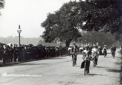 ركوب الدراجات في هايد بارك ، ج .1910 بواسطة مصور انجليزى