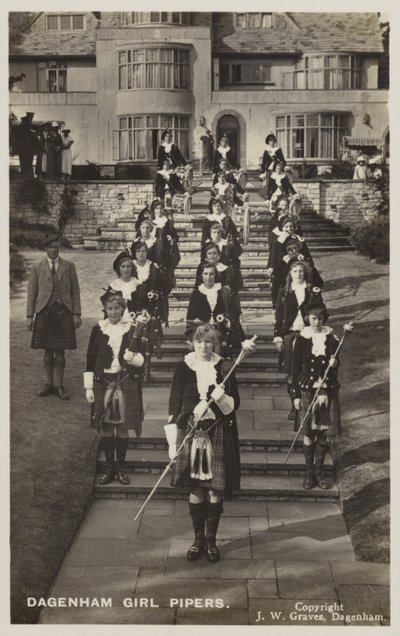 Dagenham Girl Pipers ، Essex (b / w photo) بواسطة مصور انجليزى