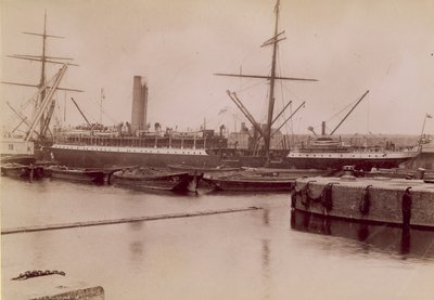 رصيف على نهر التايمز ، لندن بواسطة مصور انجليزى