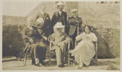 إدوارد هدسون والأصدقاء ، ليندسفارن ، حوالي عام 1918 (طباعة الجيلاتين) بواسطة مصور انجليزى