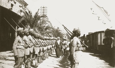 الأمير فيصل في محطة اللد ، فلسطين ، مع السير هربرت صموئيل ، 1920 بواسطة مصور انجليزى
