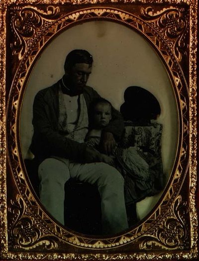 الأب والطفل ، حوالي 1850 (ambrotype_ بواسطة مصور انجليزى