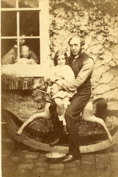 الأب وابنته يجلسان على حصان هزاز مع شقيق وأم ينظران من خلال النافذة ، 1860s (طباعة زلال) بواسطة مصور انجليزى