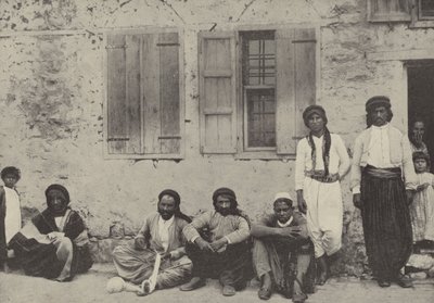 الصيادون يصنعون شباكهم ، طبريا بواسطة مصور انجليزى