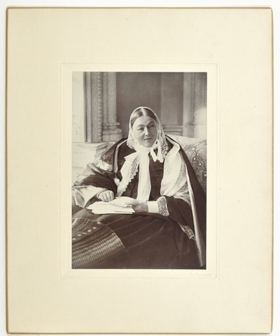 فلورنس نايتنجيل ، جالسة على أريكة في الغرفة الزرقاء في Claydon House ، 1891 بواسطة مصور انجليزى