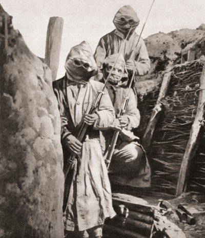 جنود المشاة الفرنسيون أثناء الحرب العالمية الأولى يرتدون أجهزة التنفس لحمايتهم من غاز السم الألماني ، من أخبار الحرب المصورة ، 1915 بواسطة مصور انجليزى