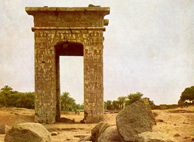 بوابة بطليموس الثاني بالكرنك. بواسطة مصور انجليزى
