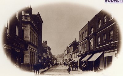 Godalming High Street ، Surrey ، c900 (صورة بني داكن) بواسطة مصور انجليزى