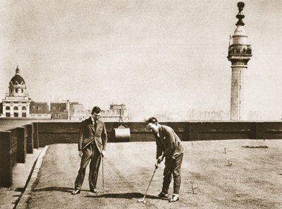 ممارسة لعبة الجولف للعاملين في المكاتب على سطح منزل أديلايد ، من Wonderful London ، تم نشره في الفترة 1926-1927 (التصوير الفوتوغرافي) بواسطة مصور انجليزى