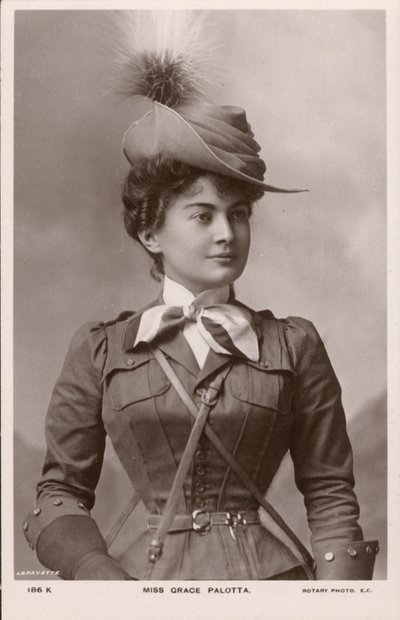 غريس بالوتا ، ممثلة المسرح النمساوية المولد ، بدور ديزي في الكوميديا الموسيقية The Messenger Boy (صورة b / w) بواسطة مصور انجليزى