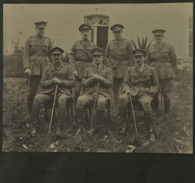 صورة جماعية لسبعة رجال يرتدون الزي العسكري ، 1914-1918 بواسطة مصور انجليزى