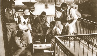 سعيد ، جريح سعيد! الرجال الذين قاموا بدورهم في الاستمتاع بعبادة الأبطال ، من أخبار الحرب المصورة ، 21 يونيو 1916 (صورة بني داكن) بواسطة مصور انجليزى