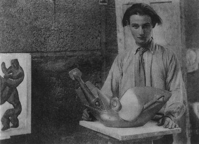 هنري جوديير-برزيسكا مع نحته "طائر السنونو للسمك" في Kettle&39;s Yard ، جامعة كامبريدج ، 1914 بواسطة مصور انجليزى