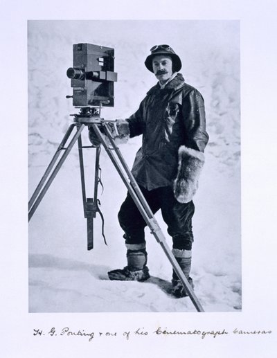 هربرت بونتينج (1870-1935) بكاميرا سينمائية في رحلة تيرا نوفا (1910-1913) إلى القطب الجنوبي بقيادة الكابتن سكوت ، 1910-12 بواسطة مصور انجليزى