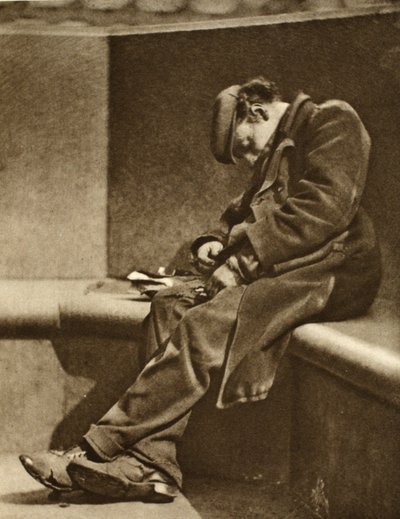 رجل بلا مأوى على جسر بلاكفرايرز ، من لندن الرائعة ، نشر 1926-1927 (حفر ضوئي) بواسطة مصور انجليزى