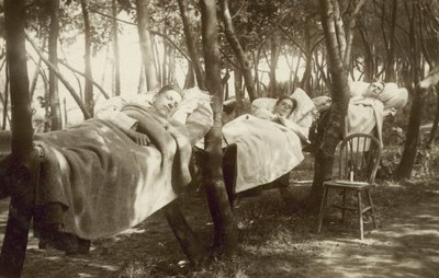 Hop pickers sleeping in hammocks on a farm in Kent (b/w photo) بواسطة مصور انجليزى