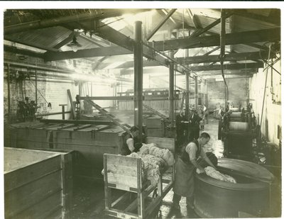 مصنع صبغ يعمل هيدروليكيًا ، مصنع سجاد ، 1923 بواسطة مصور انجليزى