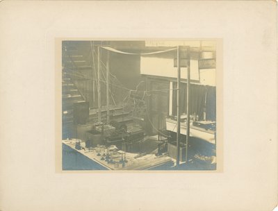 صورة المسرح ، في المعهد الملكي ، قبل إلقاء محاضرة تسلا عام 1892 بواسطة مصور انجليزى
