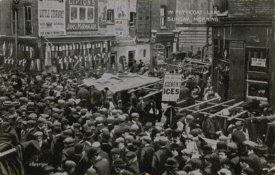في Petticoat Lane ، لندن ، صباح الأحد بواسطة مصور انجليزى
