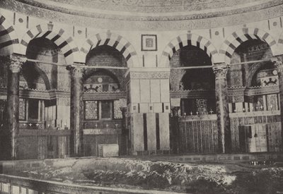 منظر داخلي لمسجد عمر ، يقف فوق الصخرة التي يعتقد أن إبراهيم قدمها؟ بواسطة مصور انجليزى