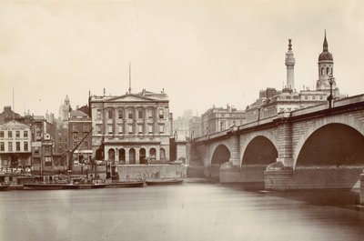 صالة Ironmongers وجسر لندن بواسطة مصور انجليزى