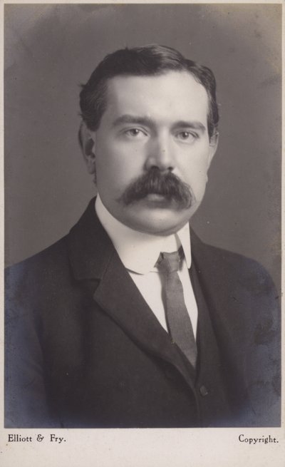 جون أمبروز فليمينج (1849-1945) ، مهندس كهربائي وفيزيائي إنجليزي بواسطة مصور انجليزى